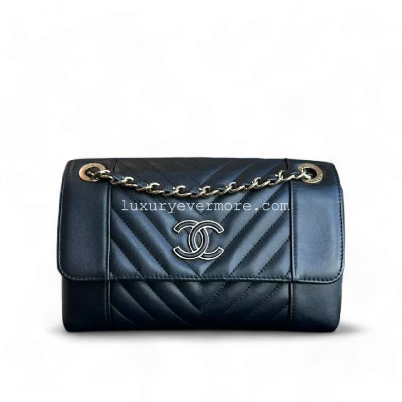 Chanel Seasonal Flap - Calfskin Quilted Small Daily Chevron Flap Black Sereis 27